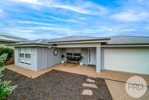 10 Winter Avenue, GOBBAGOMBALIN NSW 2650