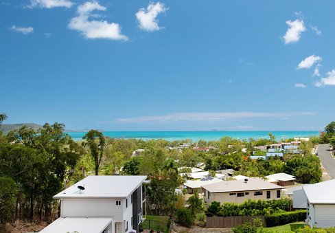 10 Yachtsman Parade, CANNONVALE QLD 4802