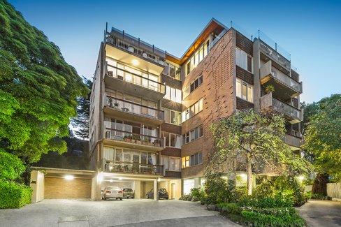 10/2 Theodore Court Toorak 3142