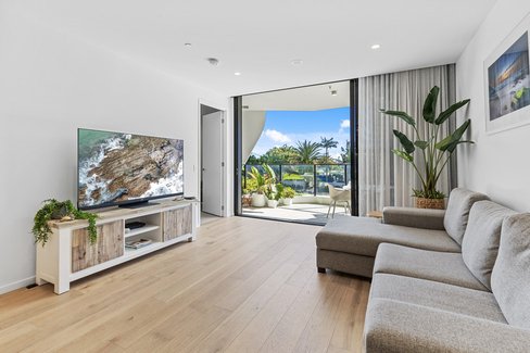 102/6 second Avenue, Burleigh Heads QLD 4220