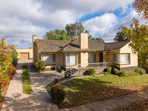 105 Eaglehawk Road, LONG GULLY VIC 3550