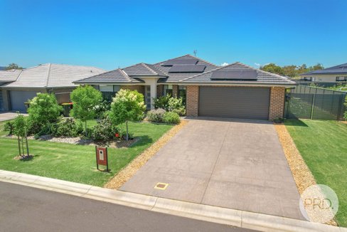 11 Angus Place, TAMWORTH NSW 2340