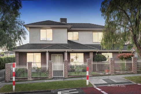 1/1 Beverley Street  Doncaster East 3109