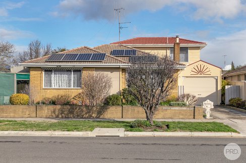 11 Cambridge Street, WENDOUREE VIC 3355