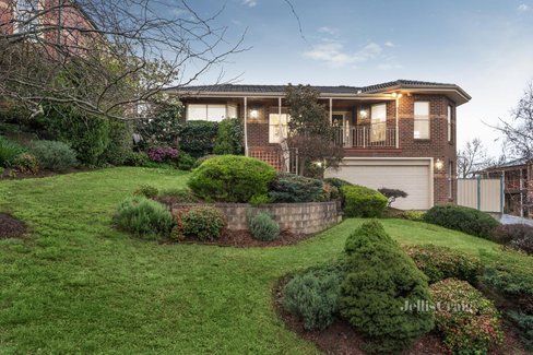 11 Clearwater Close Eltham 3095