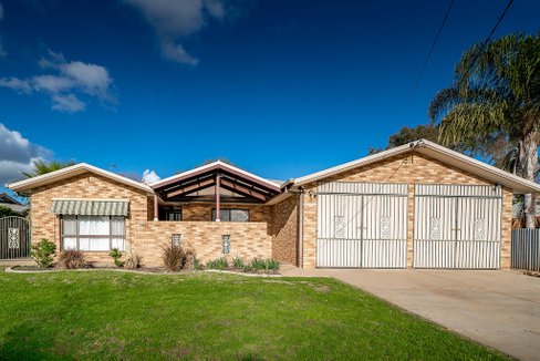 11 Crisp Drive, FLOWERDALE NSW 2650