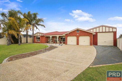 11 Donnolley Court, LAVINGTON NSW 2641