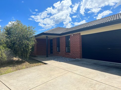11 Falcon Drive, TAMWORTH NSW 2340