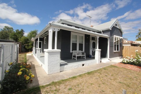 11 Linaker Street, GOLDEN POINT VIC 3350