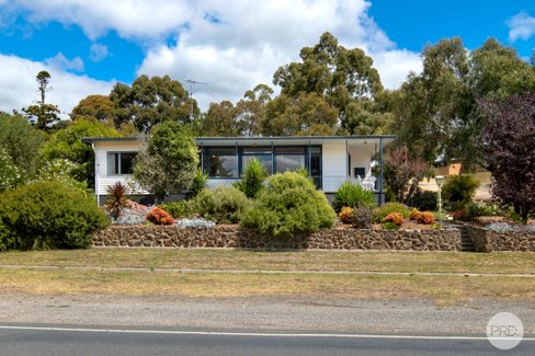 11 Melbourne Rd, CRESWICK VIC 3363