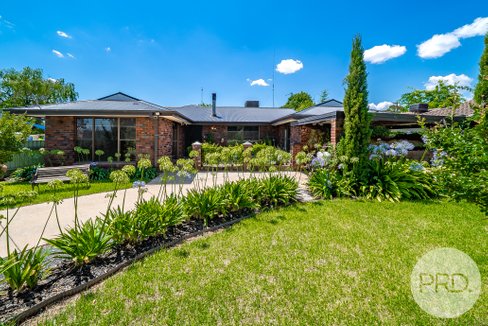 11 Michigan Drive, LAKE ALBERT NSW 2650