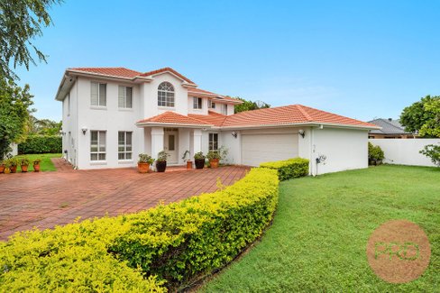 11 OXFORD Place, ARUNDEL QLD 4214