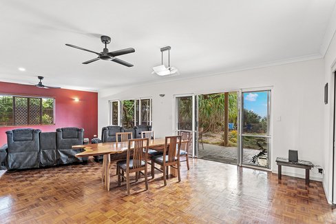 11 Panoramic Court, CANNONVALE QLD 4802