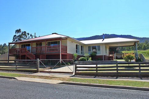 11 Pierce Street, KHANCOBAN NSW 2642