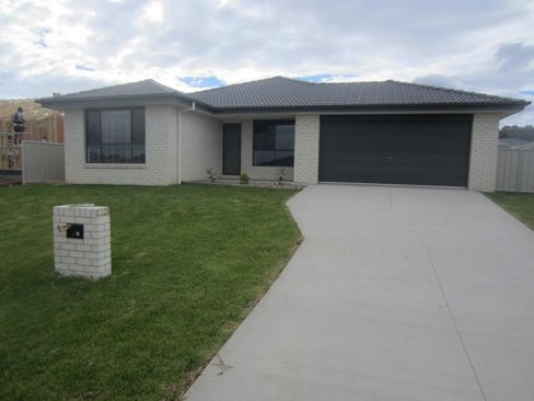 11 Tulipwood Crescent, TAMWORTH NSW 2340