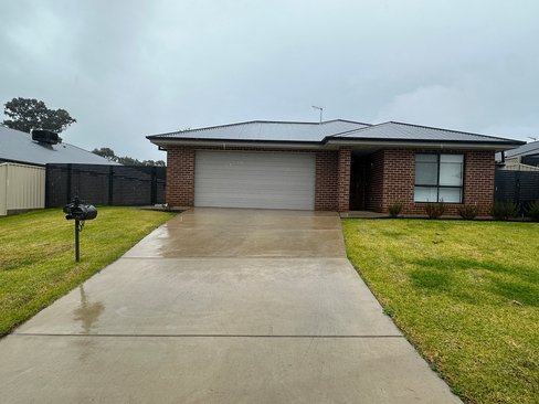11 Weeden Place, TUMUT
