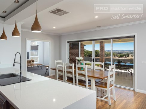 11 Whitten Avenue, BOOROOMA NSW 2650