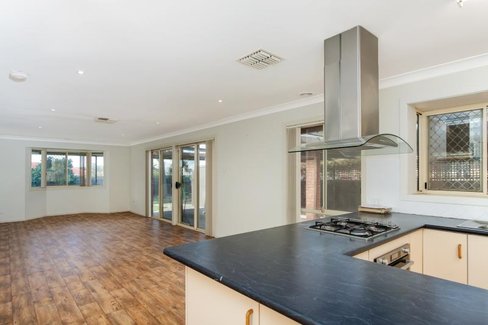 112 Undurra Drive, GLENFIELD PARK NSW 2650