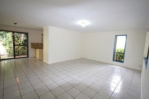 115 Kindra Avenue, SOUTHPORT QLD 4215