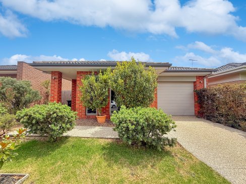 12 Beekeeper Road  Armstrong Creek 3217