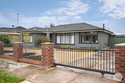 12 Cambridge Street, WENDOUREE VIC 3355