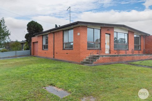 1/2 Conniston Street, WENDOUREE VIC 3355