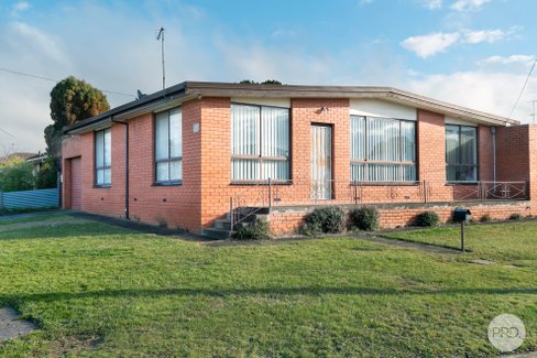 1/2 Conniston Street, WENDOUREE VIC 3355
