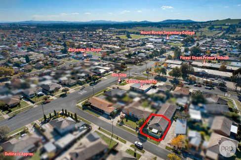 1/2 Evelyn Street, WENDOUREE VIC 3355
