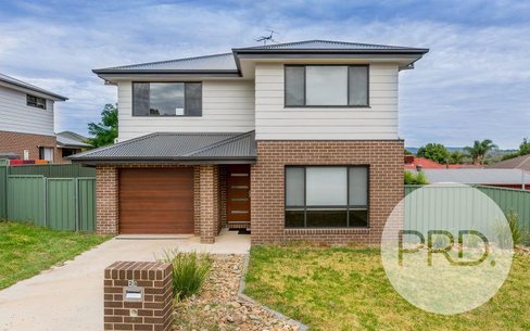 1/2 Honeysuckle Street, THURGOONA NSW 2640