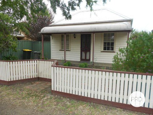 1/204 Stawell Street North, BROWN HILL VIC 3350