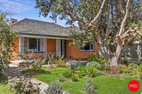 121 Main Road, CAMPBELLS CREEK VIC 3451