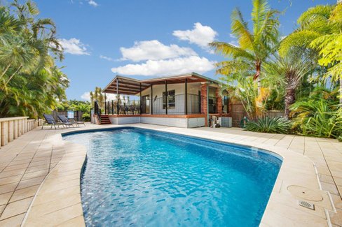 121 TARCOOLA Drive, BOYNE ISLAND QLD 4680