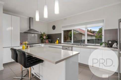 127 East Derwent Highway, LINDISFARNE TAS 7015