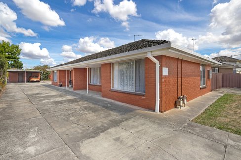 1/3 Evelyn Street, WENDOUREE VIC 3355