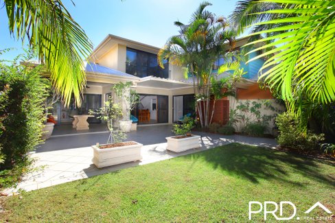 1/3 Harcourt Crescent, SOUTHPORT QLD 4215