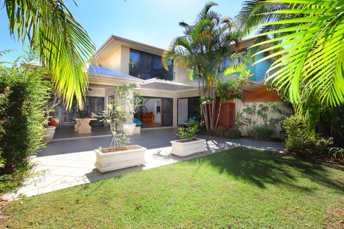 1/3 Harcourt Crescent, SOUTHPORT QLD 4215