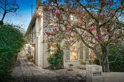 13 Kyeamba Grove Toorak 3142