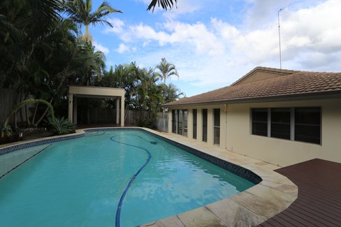 13 Lambros Drive, BENOWA QLD 4217