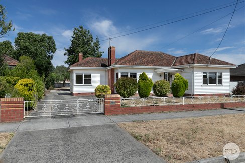 13 Park Street, WENDOUREE VIC 3355