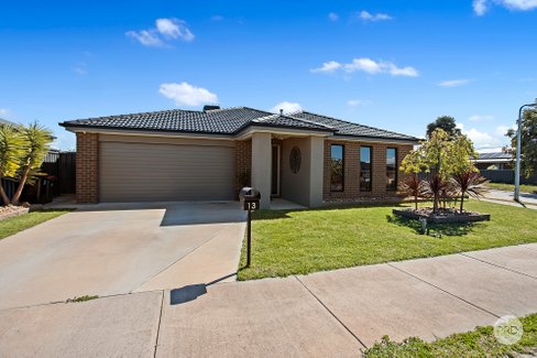 13 Parkview Boulevard, HUNTLY VIC 3551