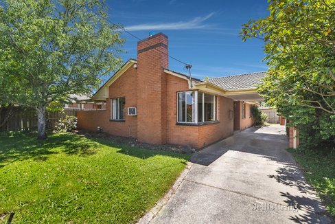 13 Russell Avenue Woodend 3442