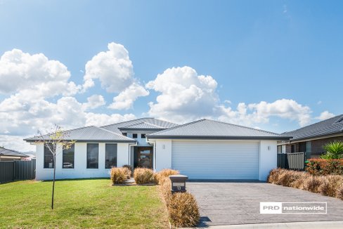 13 Shiraz Road, TAMWORTH NSW 2340