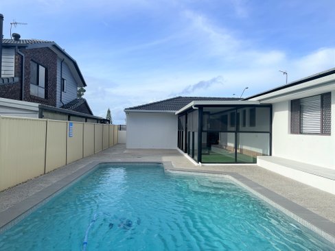 130 K P McGrath Drive, ELANORA QLD 4221