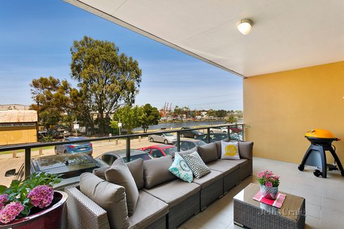 13/2 Saltriver Place Footscray 3011