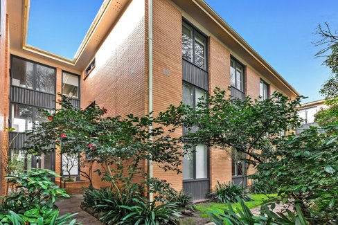 13/4 Glyndebourne Avenue Toorak 3142