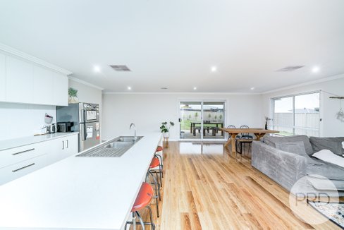 14 Charlton Street, BOOROOMA NSW 2650