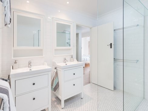 1/4 First Avenue "Dolphin Lodge", BURLEIGH HEADS QLD 4220