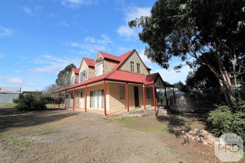 14 Hiscock Gully Road, MOUNT HELEN VIC 3350