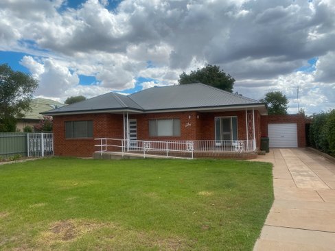 14 Inglis Street, LAKE ALBERT NSW 2650