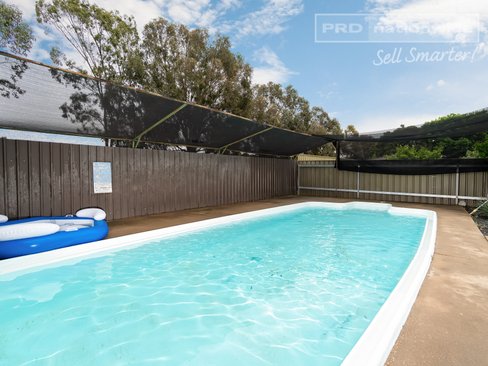 14 Pinaroo Drive, GLENFIELD PARK NSW 2650